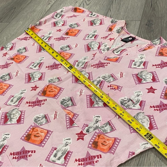 Marilyn Monroe Pink Scrub Top Women’s Medium Medical/Dental Short Sleeve Shirt - Picture 9 of 10